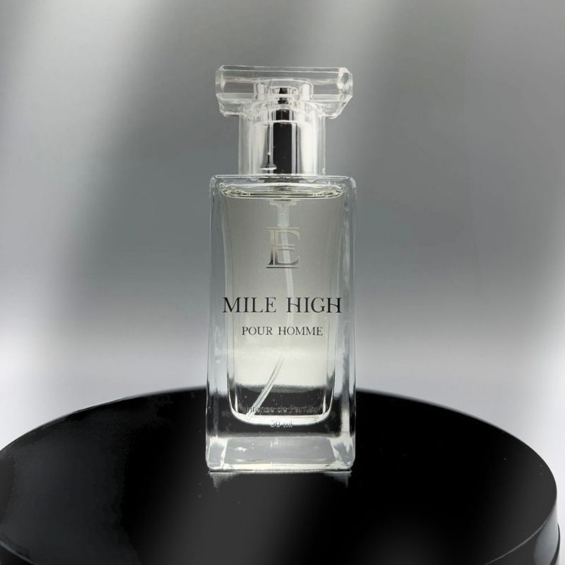 Mile High Parfum – eleganter Herrenduft mit Pheromonen auf edlem Präsentationstisch, luxuriös & stilvoll für Alltag und Business