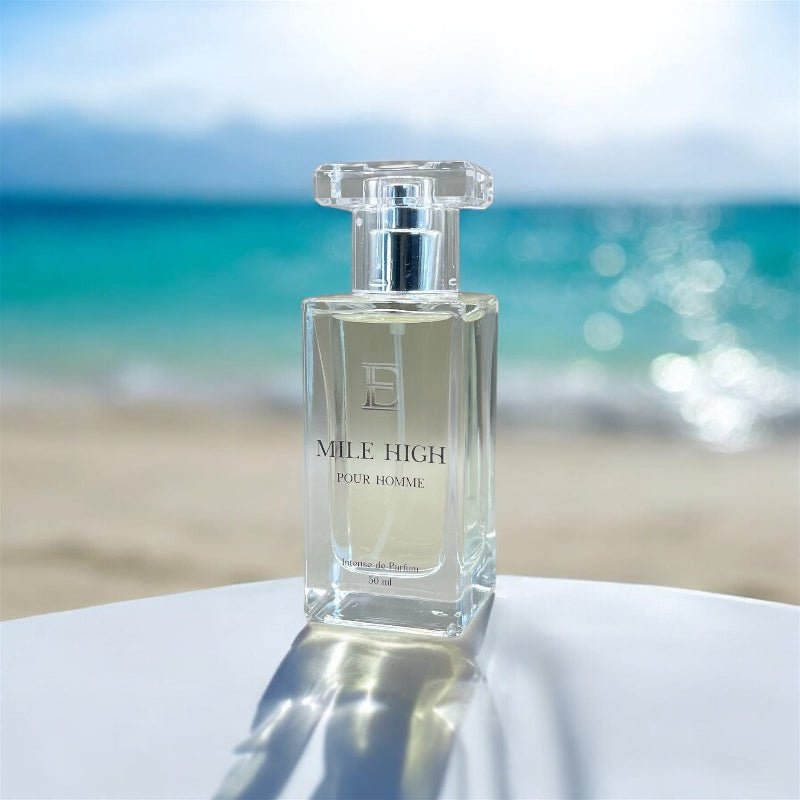 Mile High Parfum – luxuriöser Herrenduft mit Pheromonen, elegant inszeniert am Strand mit Meerblick und Sonnenlicht.