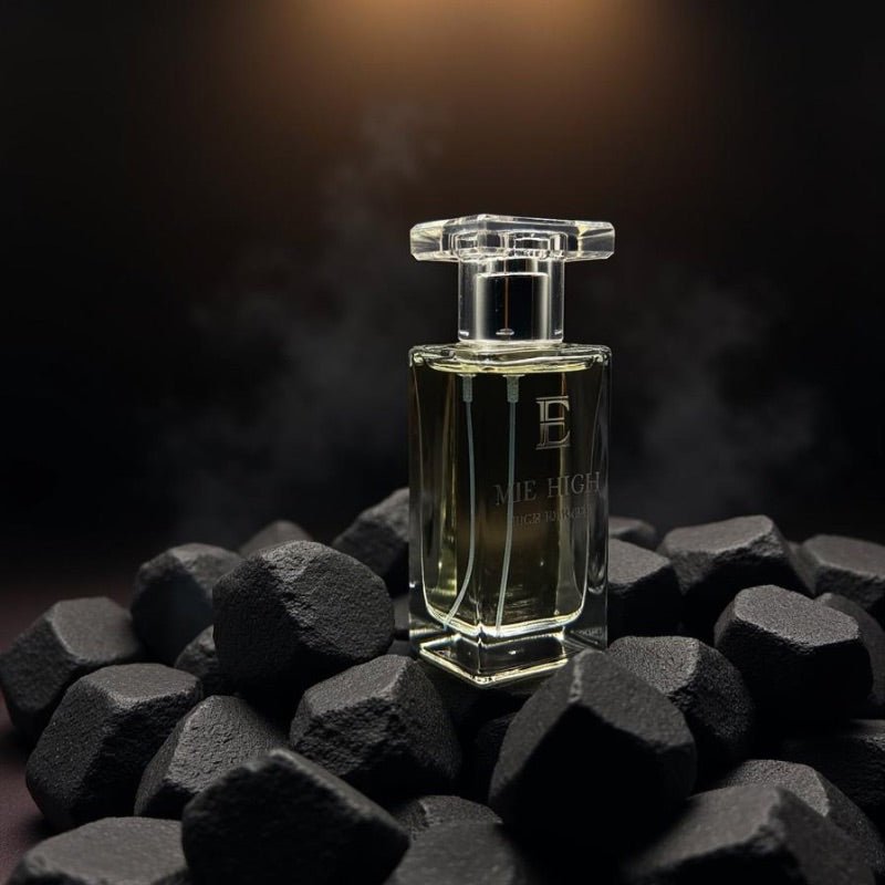 Mile High Parfum – luxuriöser Herrenduft mit Pheromonen, präsentiert auf schwarzem Stein mit mystischer Lichtinszenierung